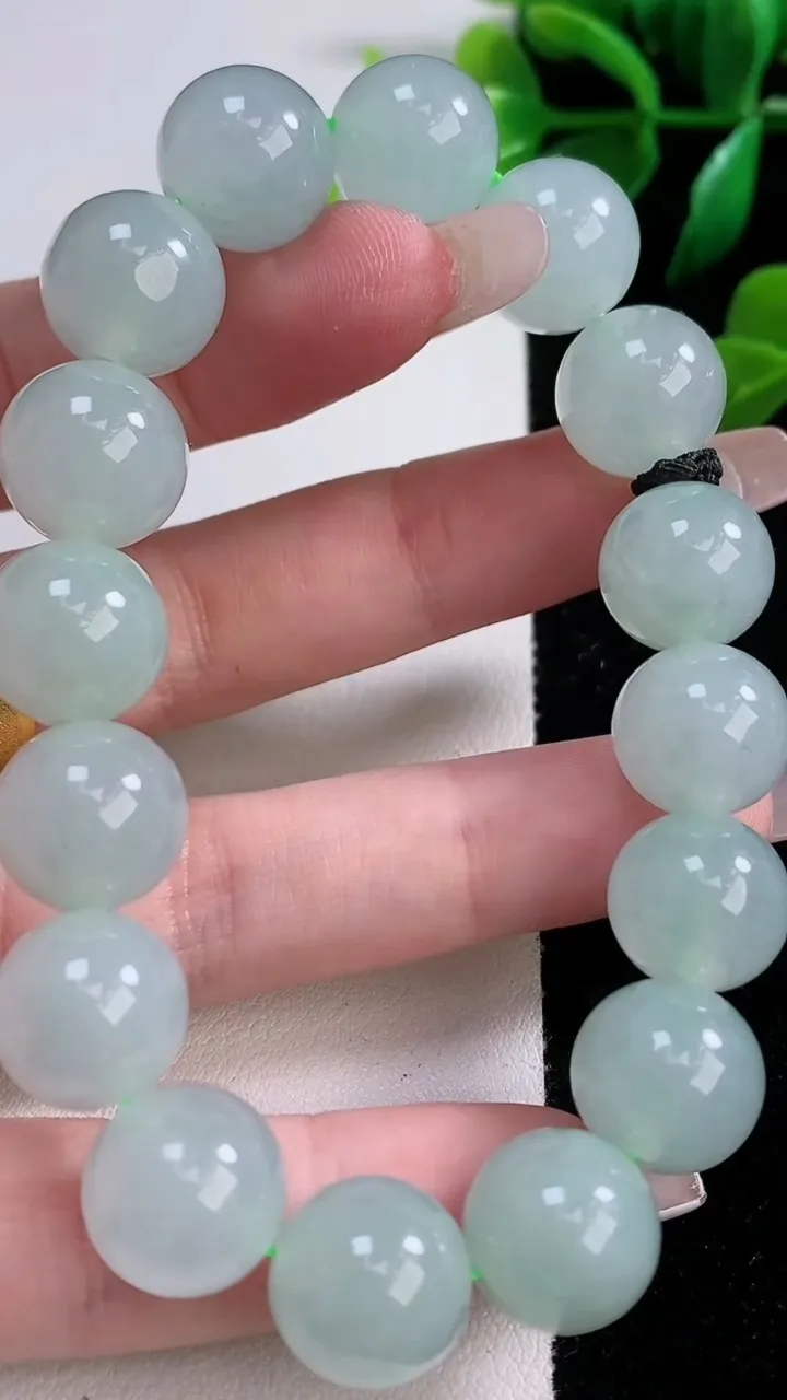 天然A货翡翠圆珠手串16颗，尺寸12.3，重量:53.56g1月3日
工厂直销收藏佳品,种好水足，色泽均匀，有种有色，上手高大气！