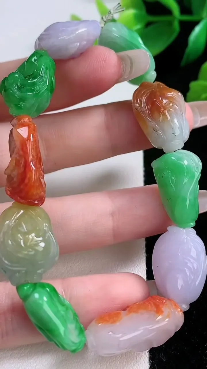 天然A货翡翠三彩白菜手串10颗，尺寸21-13.6-10.8，重量:36.57g1月3日
工厂直销收藏佳品,种好水足，色泽均匀，有种有色，上手高大气！