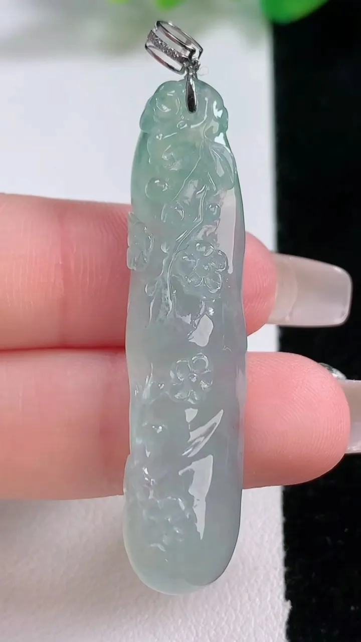 天然A货翡翠梅花吊坠，尺寸48-10.2-7.6，重量:8.37g
1月3日