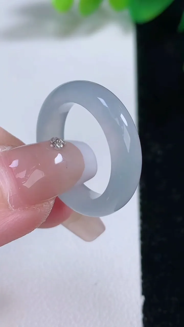 天然A货翡翠指环 戒指，尺寸17.3-5.3-3.3，重量:3.94g2026年1月3日
工厂直销收藏佳品,种好水足，色泽均匀，有种有色，上手高大气！