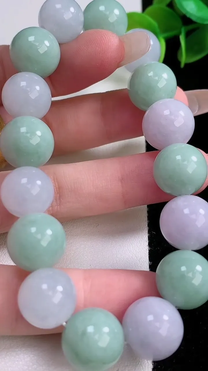 天然A货翡翠圆珠手串，尺寸13-16颗，重:57.85g1月3日
工厂直销收藏佳品,种好水足，色泽均匀，有种有色，上手高大气！