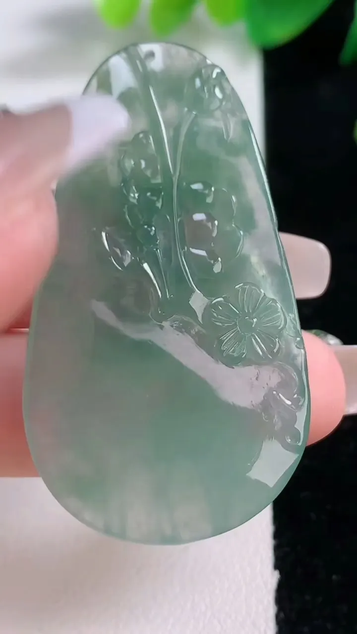 天然A货翡翠一路发 梅花鹿吊坠，尺寸50.7-26.2-6，重量:15.82g
1月3日