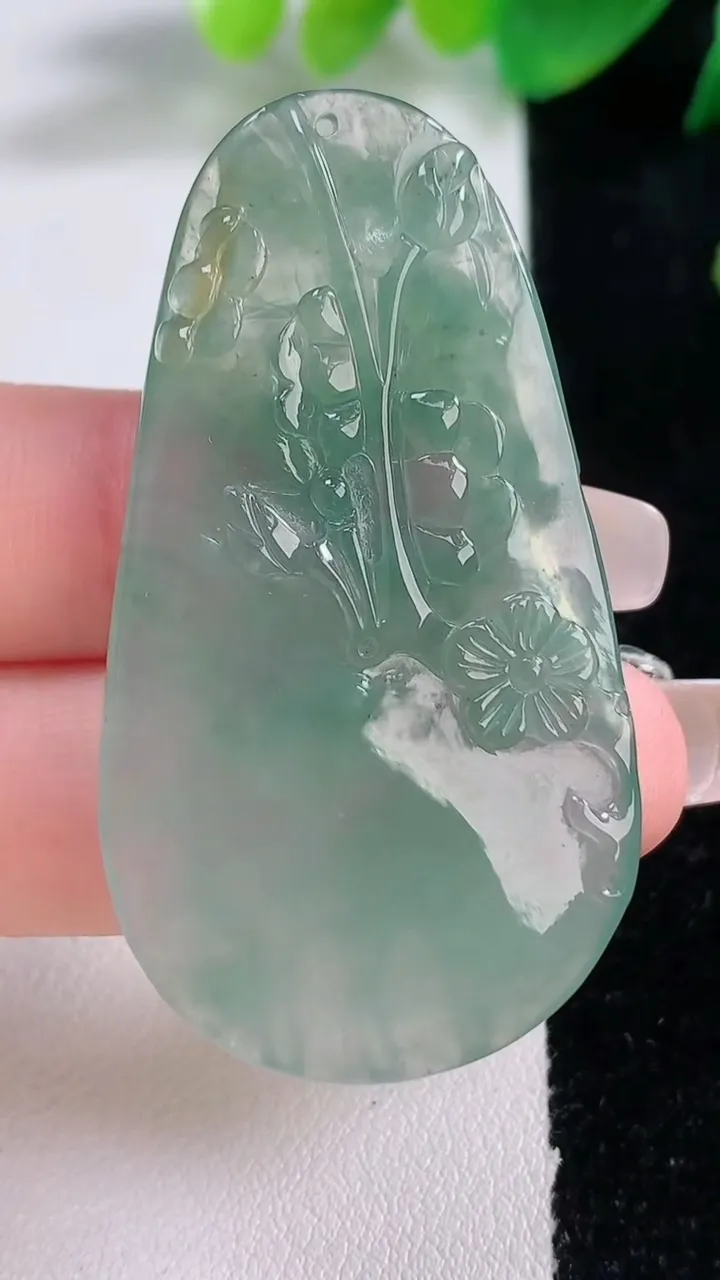 天然A货翡翠一路发 梅花鹿吊坠，尺寸50.7-26.2-6，重量:15.82g
1月3日