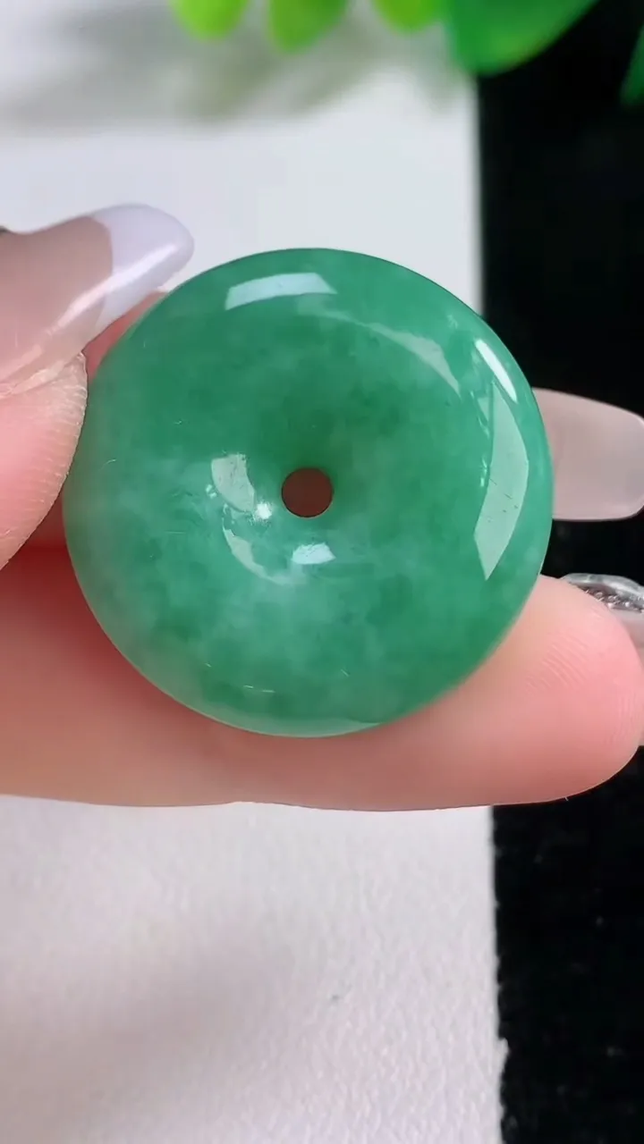 天然A货翡翠平安扣吊坠，尺寸26.4-6.3，重量:9.77g
1月3日