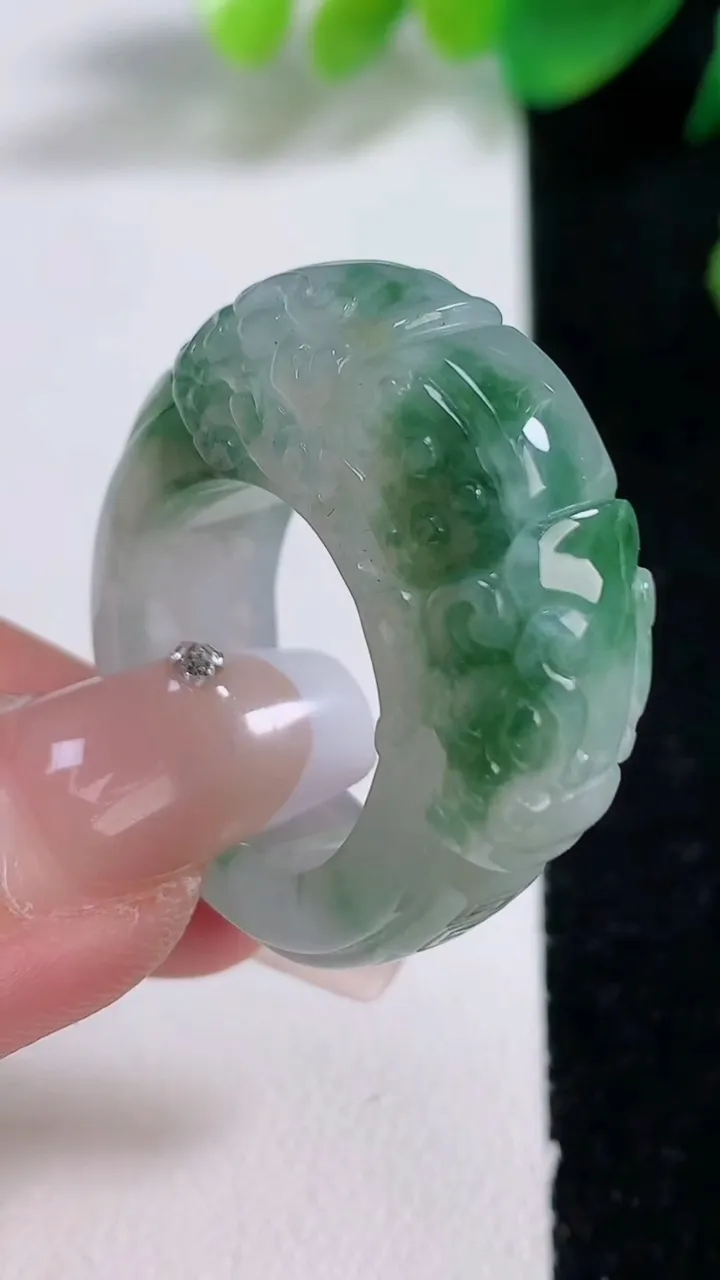 天然A货翡翠冰种飘花龙头扳指 戒指，尺寸19.3-11-9，重量:16.87g2026年1月3日
工