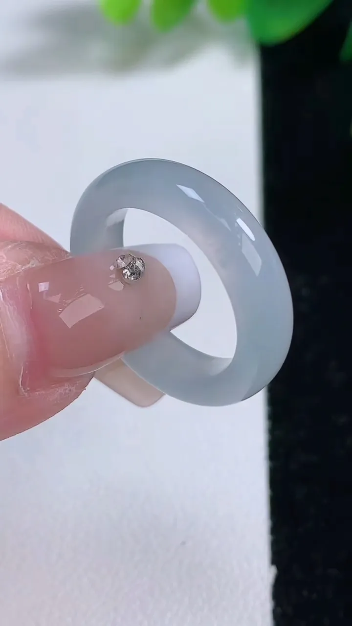 天然A货翡翠指环 戒指，尺寸17.3-5.3-3.3，重量:3.94g2026年1月3日
工厂直销收