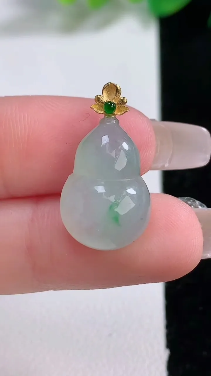 天然A货翡翠葫芦吊坠，尺寸17.5-12.7-6.7，重量:2.75g
1月3日