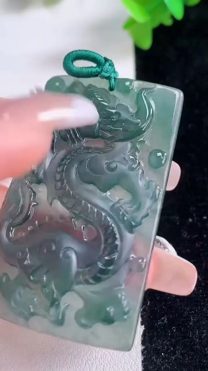 天然A货翡翠龙牌吊坠，尺寸51.6-32.6-4.2，重量:16.42g
1月3日