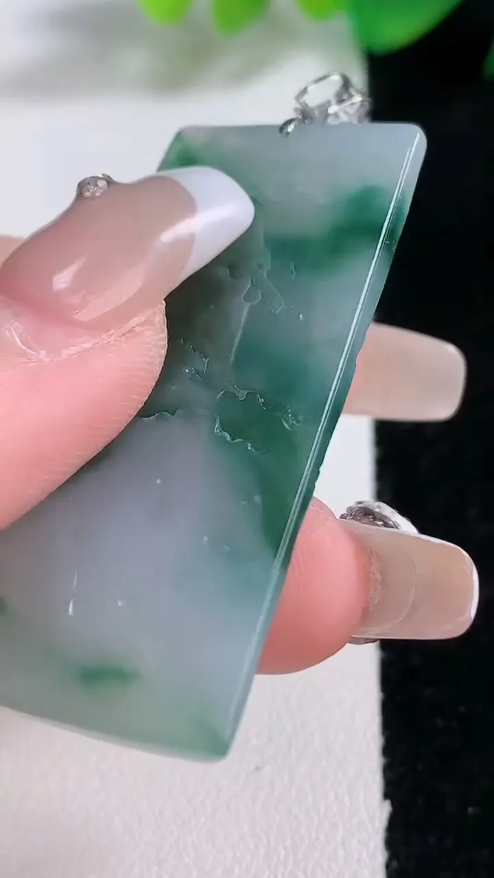 天然A货翡翠种飘花山水牌吊坠，尺寸47-23.4-5.7，重量:14.04g
1月3日