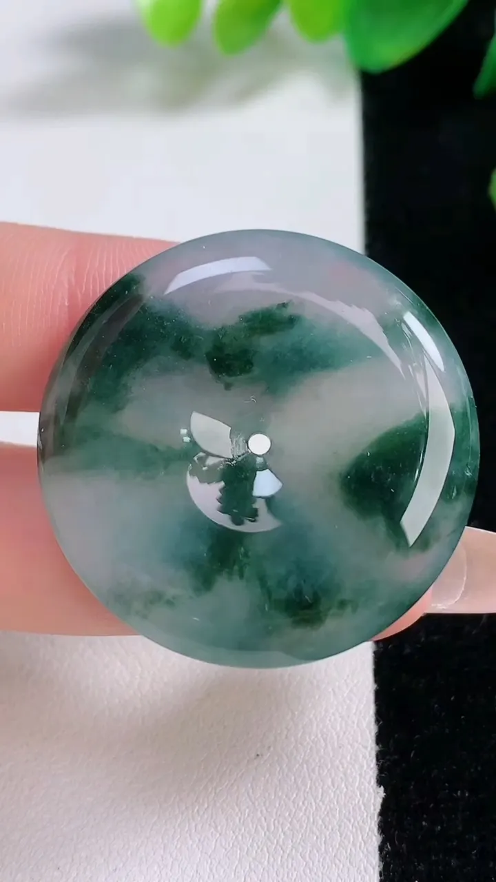 天然A货翡翠冰种飘花平安扣吊坠，尺寸34.4-6，重量:15.23g
1月3日