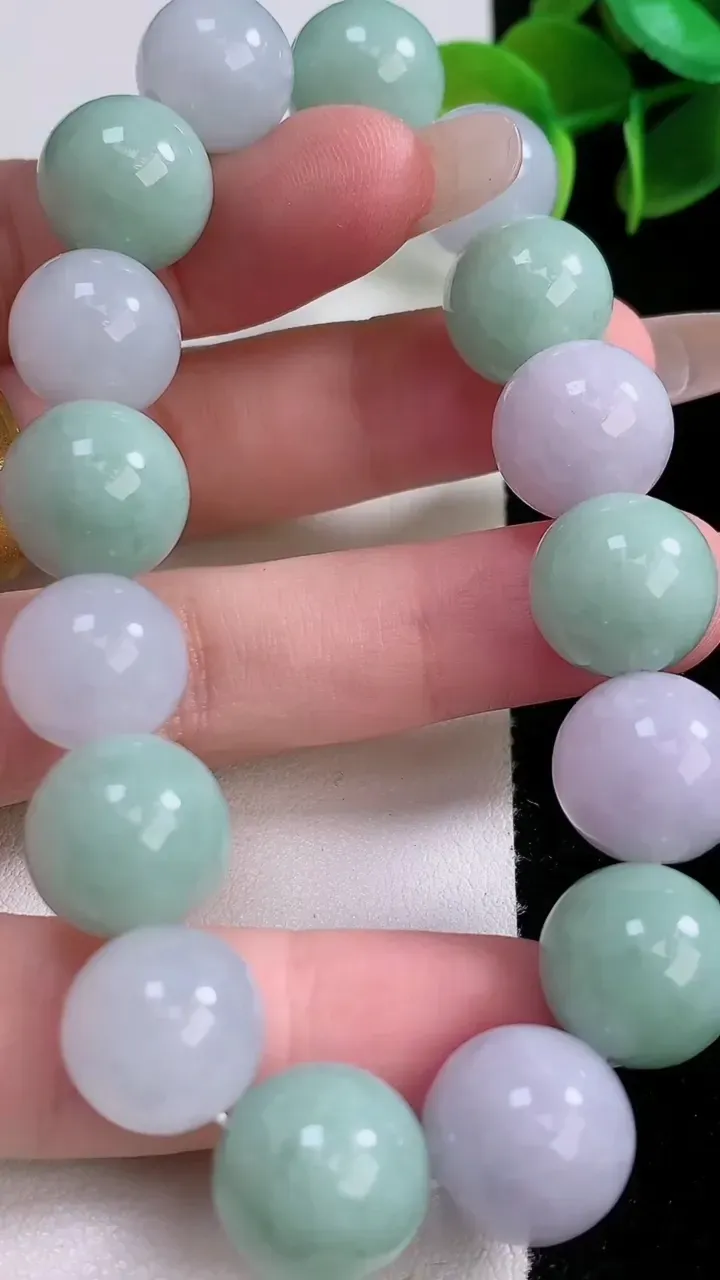 天然A货翡翠圆珠手串，尺寸13-16颗，重:57.85g1月3日
工厂直销收藏佳品,种好水足，色泽均