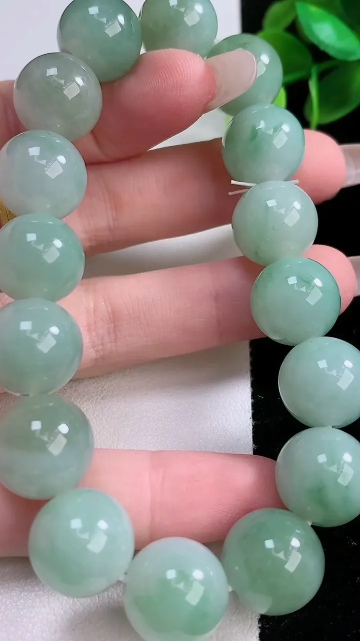 天然A货翡翠圆珠手串，尺寸13.5-16颗，重:66.72g1月3日
工厂直销收藏佳品,种好水足，色泽均匀，有种有色，上手高大气！