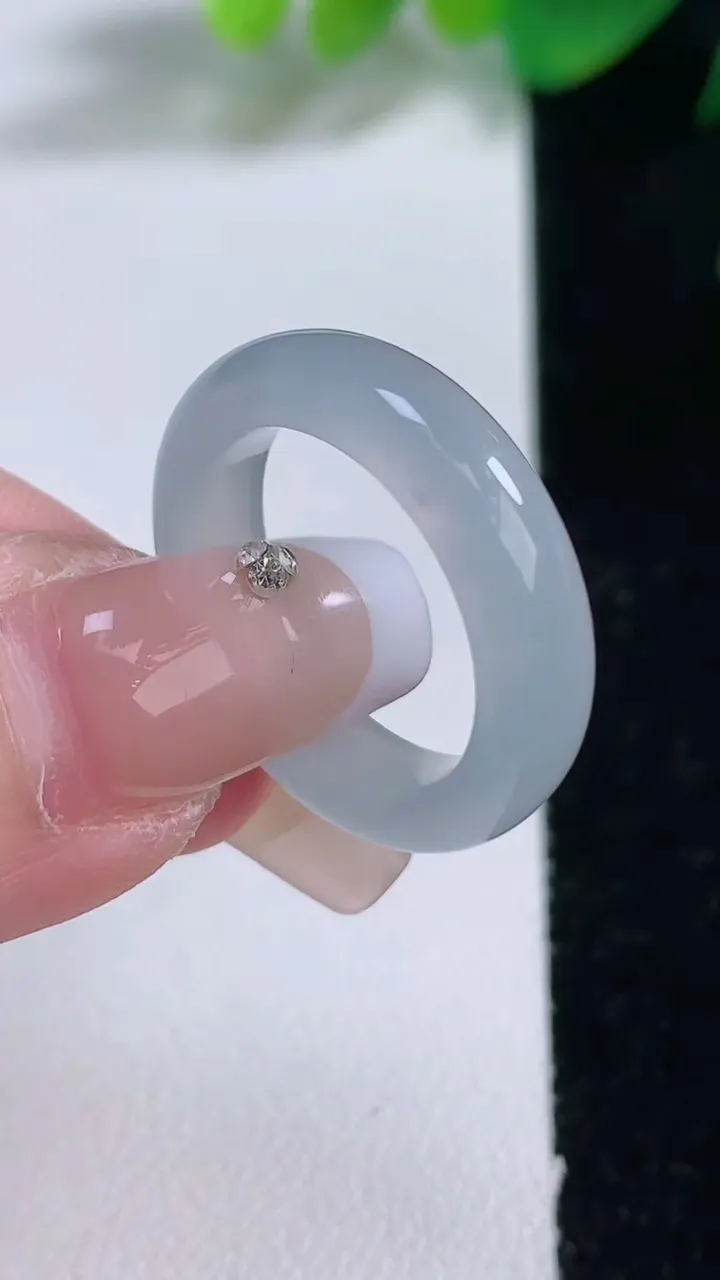 天然A货翡翠指环 戒指，尺寸17.3-5.3-3.3，重量:3.94g2026年1月3日
工厂直销收藏佳品,种好水足，色泽均匀，有种有色，上手高大气！