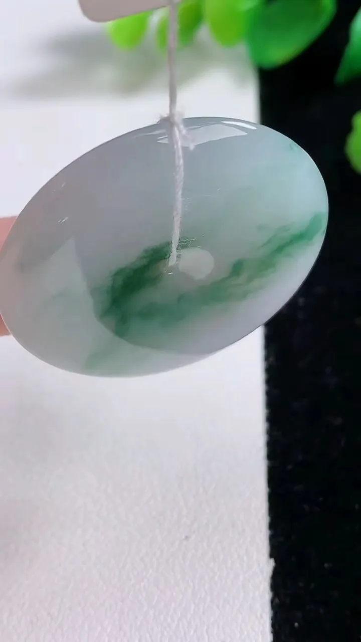 天然A货翡翠冰种飘花平安扣吊坠，尺寸36.2-5.7，重量:16.62g
1月3日