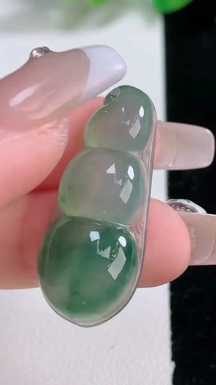 天然A货翡翠冰种飘花福豆吊坠，尺寸34.8-14.8-5.8，重量:5.32g
1月3日