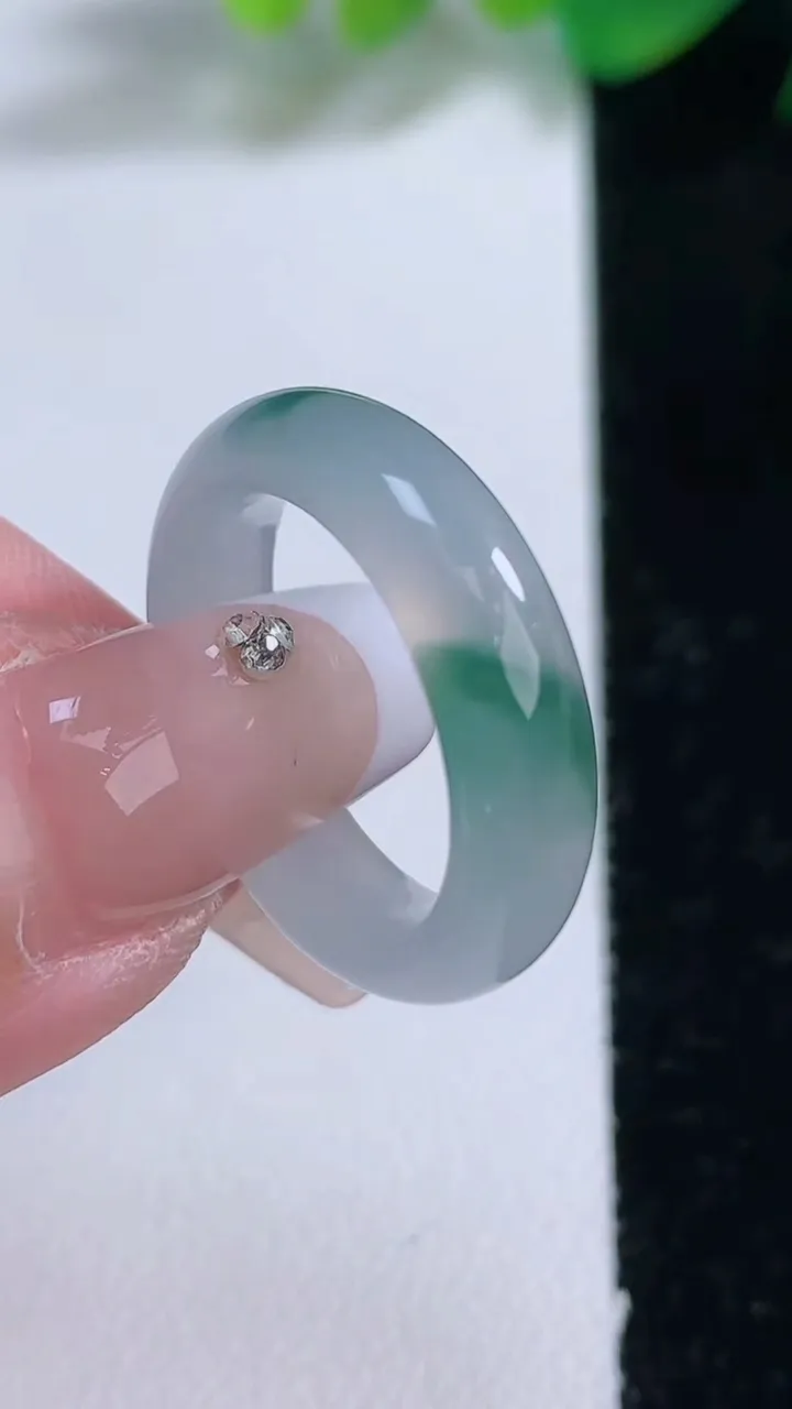 天然A货翡翠冰种飘花指环 戒指，尺寸17-5.2-3.4，重量:3.84g2026年1月3日
工厂直销收藏佳品,种好水足，色泽均匀，有种有色，上手高大气！