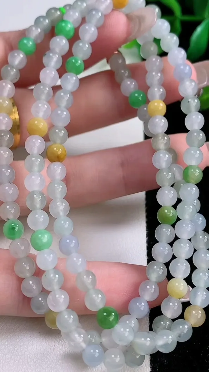 天然A货翡翠冰种三彩圆珠项链121颗，尺寸5，重量:28.70g
1月3日