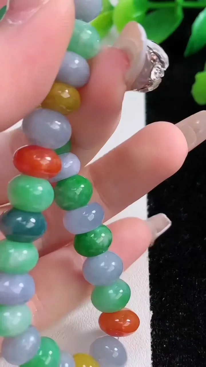 天然A货翡翠四彩算盘珠手串32颗，尺寸9.5-6.4，重量:29.25g1月3日
工厂直销收藏佳品,种好水足，色泽均匀，有种有色，上手高大气！