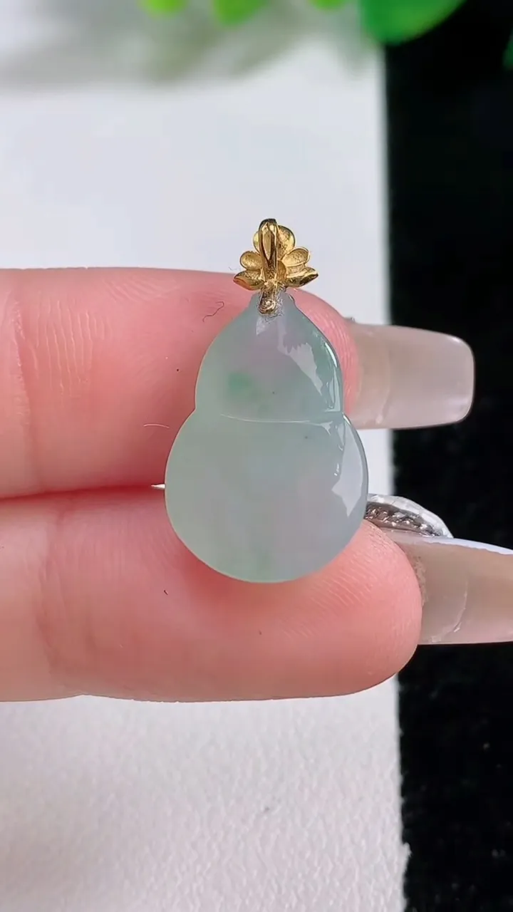 天然A货翡翠葫芦吊坠，尺寸17.5-12.7-6.7，重量:2.75g
1月3日