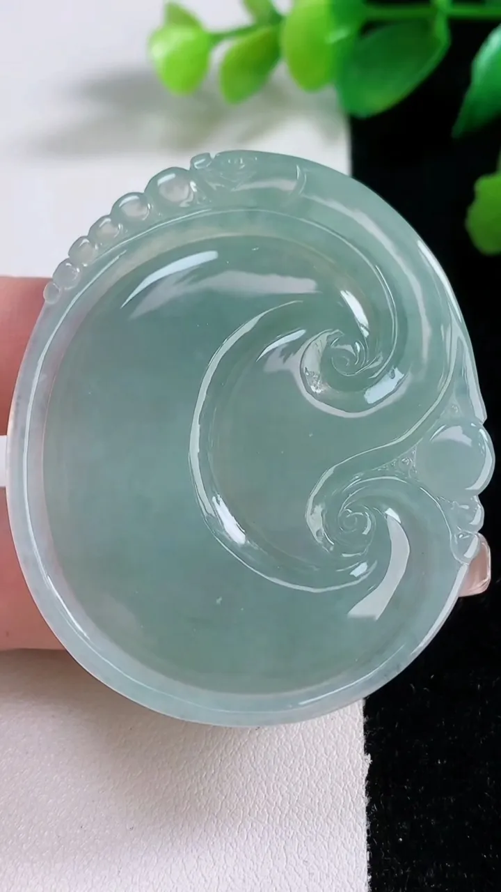 天然A货翡翠如意吊坠，尺寸53.5-44-5.7，重量:25.37g
1月3日