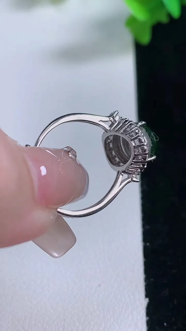 天然A货翡翠蛋面戒指，尺寸11-8.2，重量:2.66g2026年1月3日
工厂直销收藏佳品,种好水足，色泽均匀，有种有色，上手高大气！
