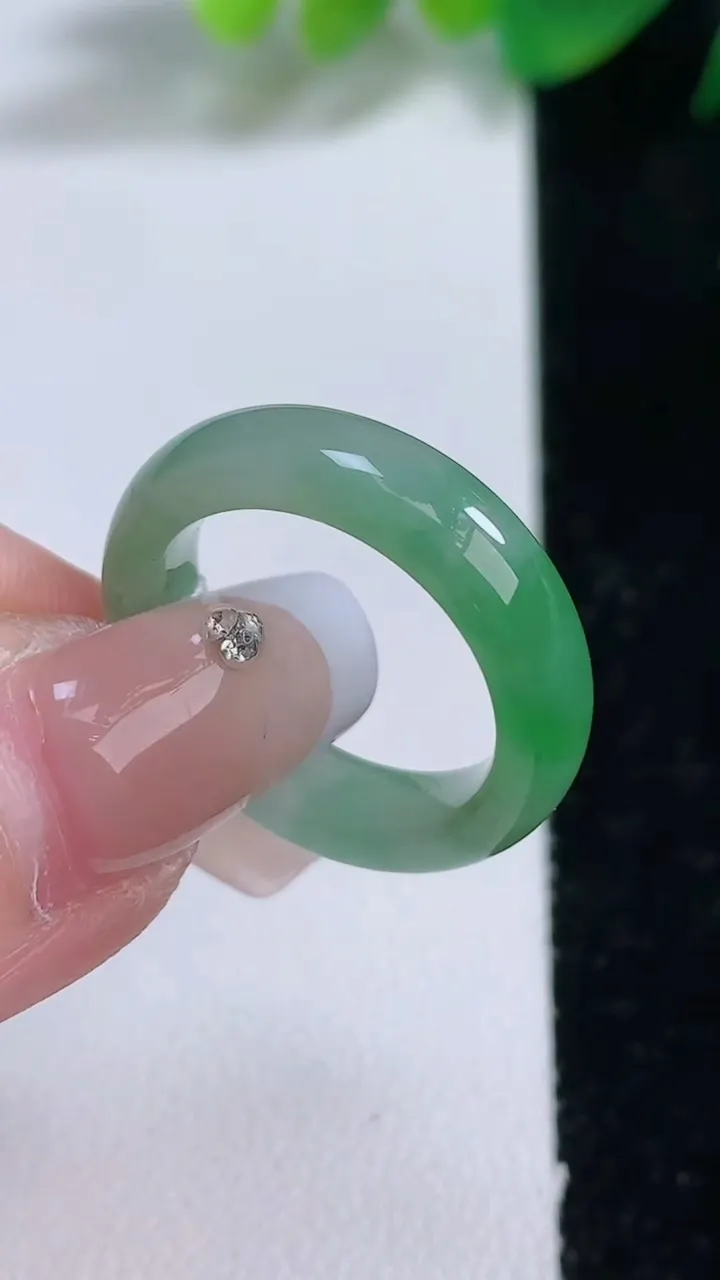 天然A货翡翠指环 戒指，尺寸17.4-5.4-3.6，重量:4.90g2026年1月3日
工厂直销收藏佳品,种好水足，色泽均匀，有种有色，上手高大气！