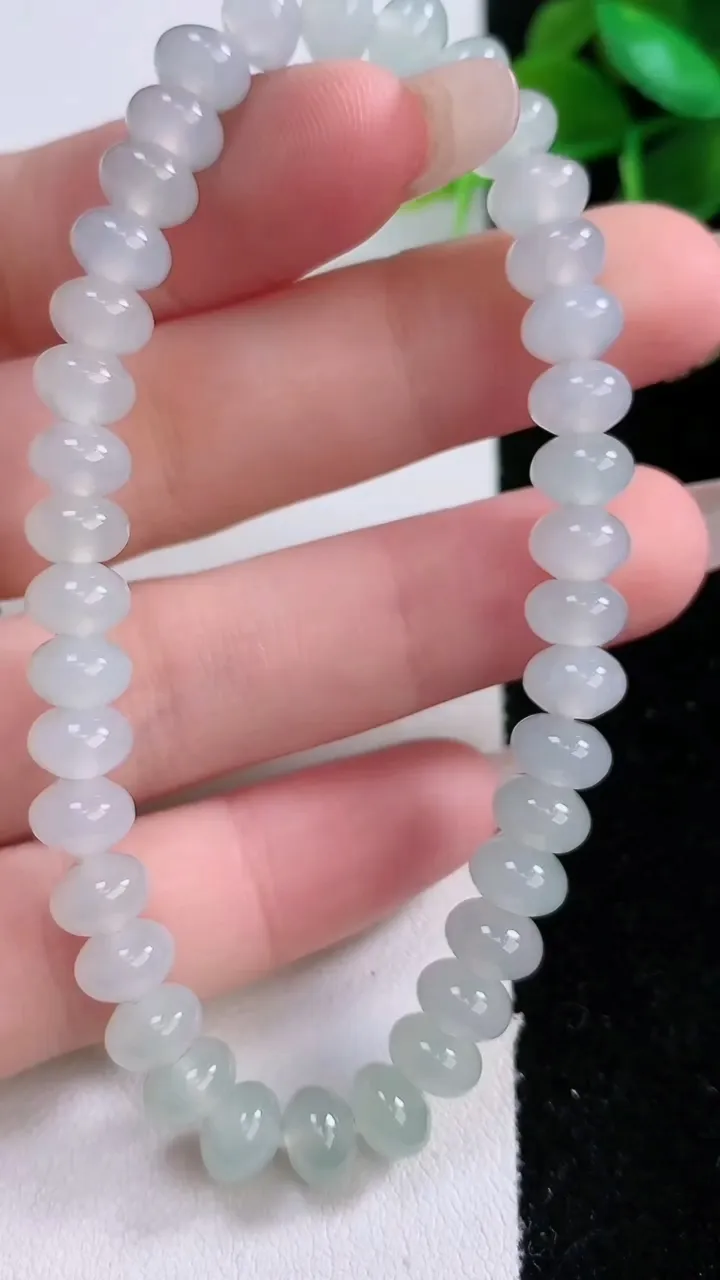 天然A货翡翠算盘珠手串，尺寸6.7-52颗，重:15.88g1月3日
工厂直销收藏佳品,种好水足，色泽均匀，有种有色，上手高大气！