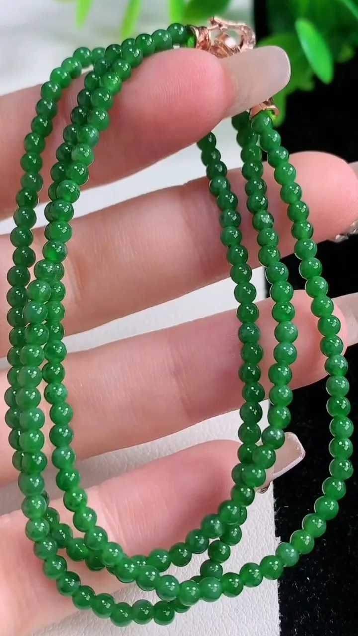 天然A货翡翠小米珠项链，尺寸2.9-194颗，重量:8.78g1月3日
工厂直销收藏佳品,种好水足，色泽均匀，有种有色，上手高大气！