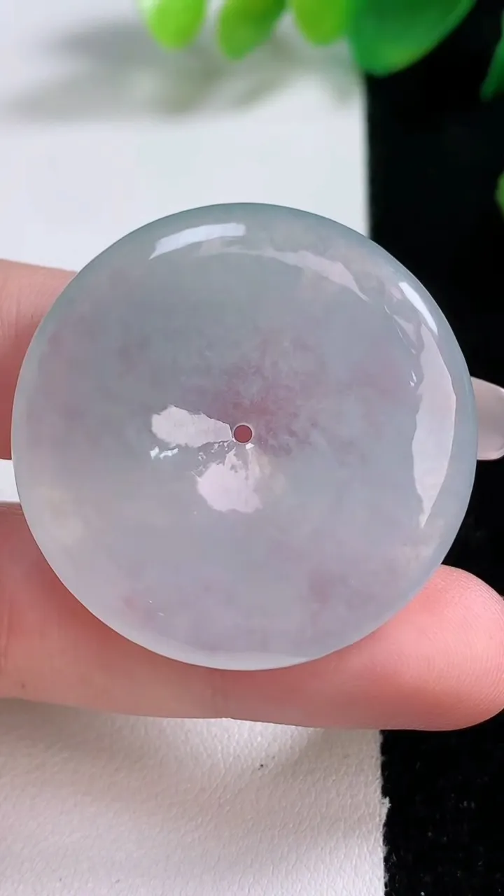 天然A货翡翠平安扣吊坠，尺寸35.7-5.5，重量:15.41g
1月3日