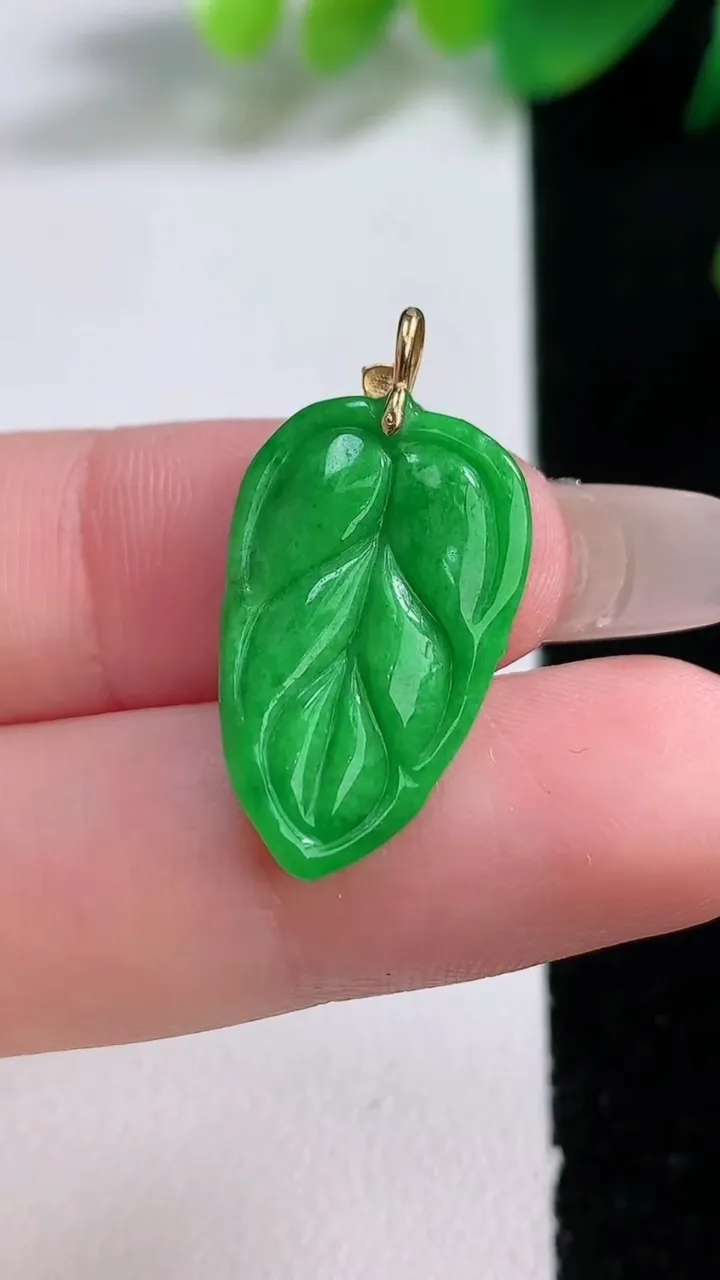天然A货翡翠金枝玉叶 叶子吊坠，尺寸22-13.3-3.6，重量:1.90g
1月3日