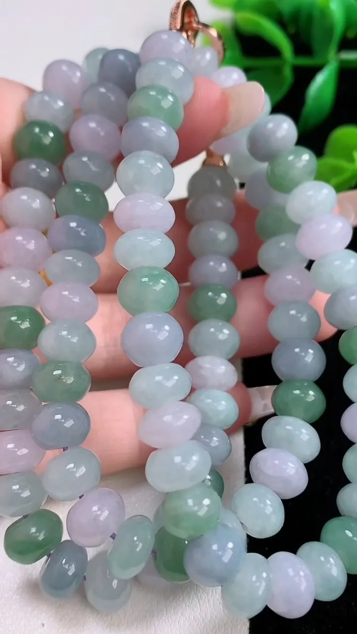 天然A货翡翠算盘珠项链92颗，尺寸9-5.5，重量:91.64g
1月3日