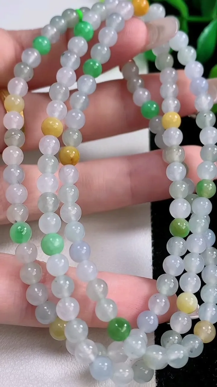 天然A货翡翠冰种三彩圆珠项链121颗，尺寸5，重量:28.70g
1月3日