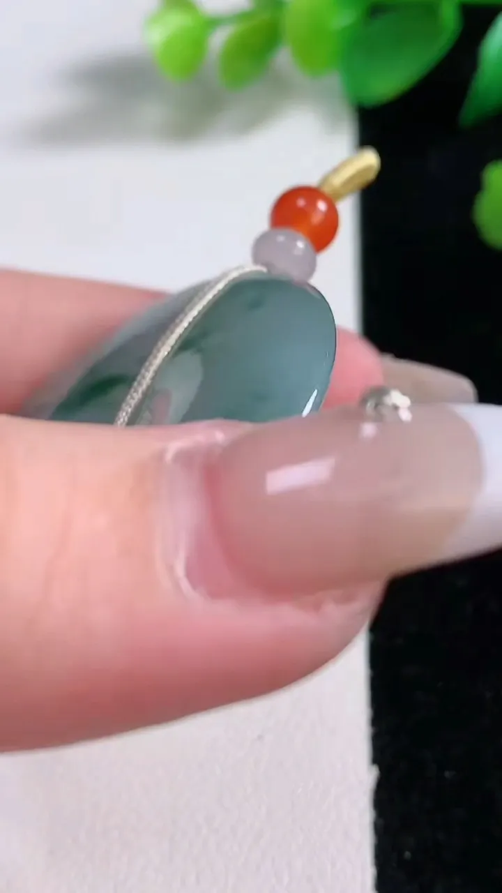 天然A货翡翠冰种飘花平安扣吊坠，尺寸39.7-5.5，重量:20.68g
1月3日