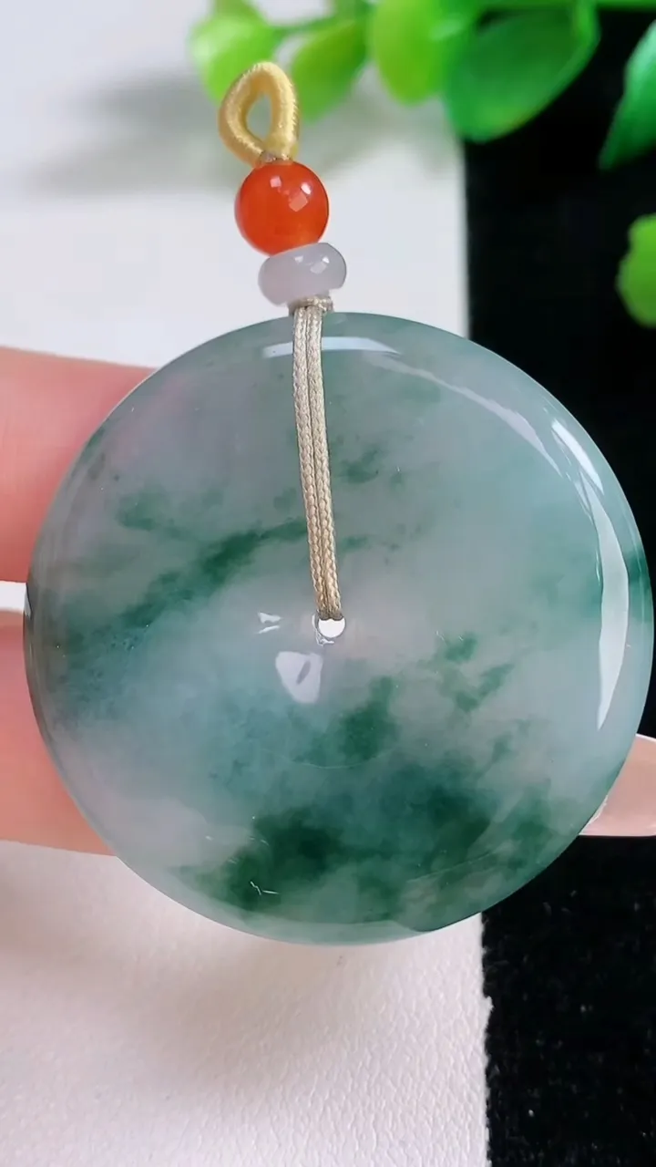 天然A货翡翠冰种飘花平安扣吊坠，尺寸39.7-5.5，重量:20.68g
1月3日