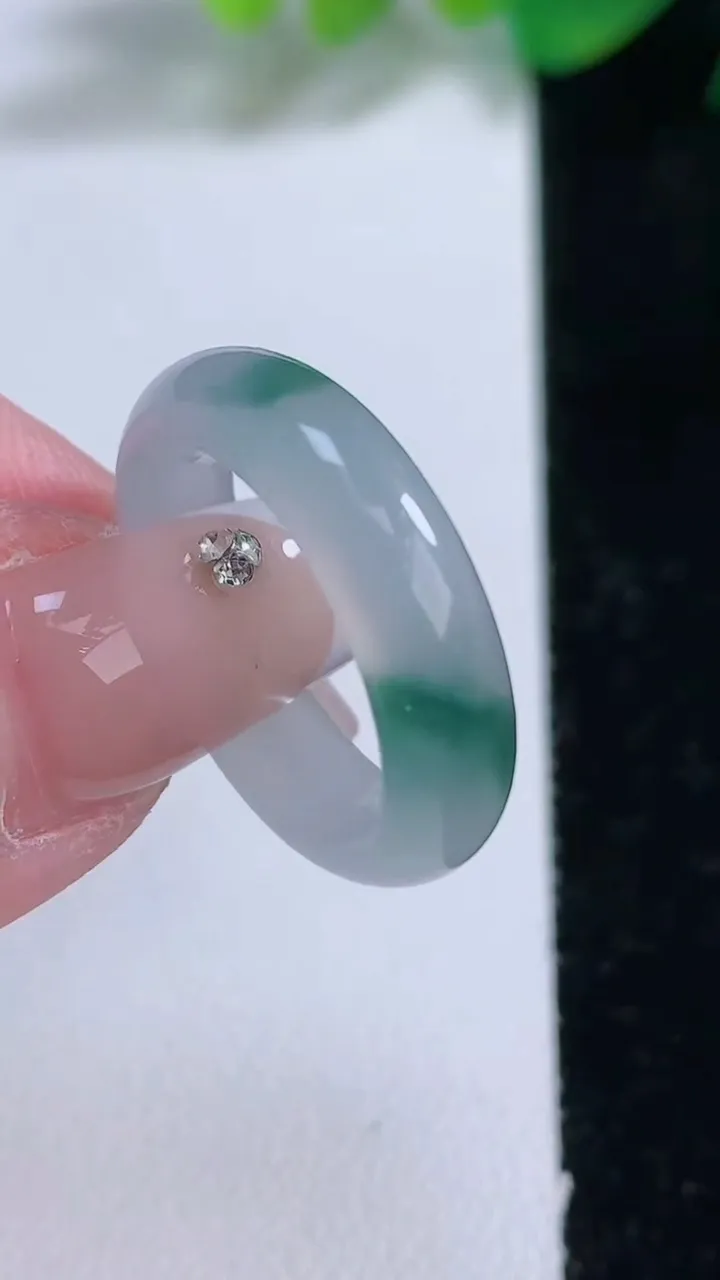 天然A货翡翠冰种飘花指环 戒指，尺寸17-5.2-3.4，重量:3.84g2026年1月3日
工厂直销收藏佳品,种好水足，色泽均匀，有种有色，上手高大气！