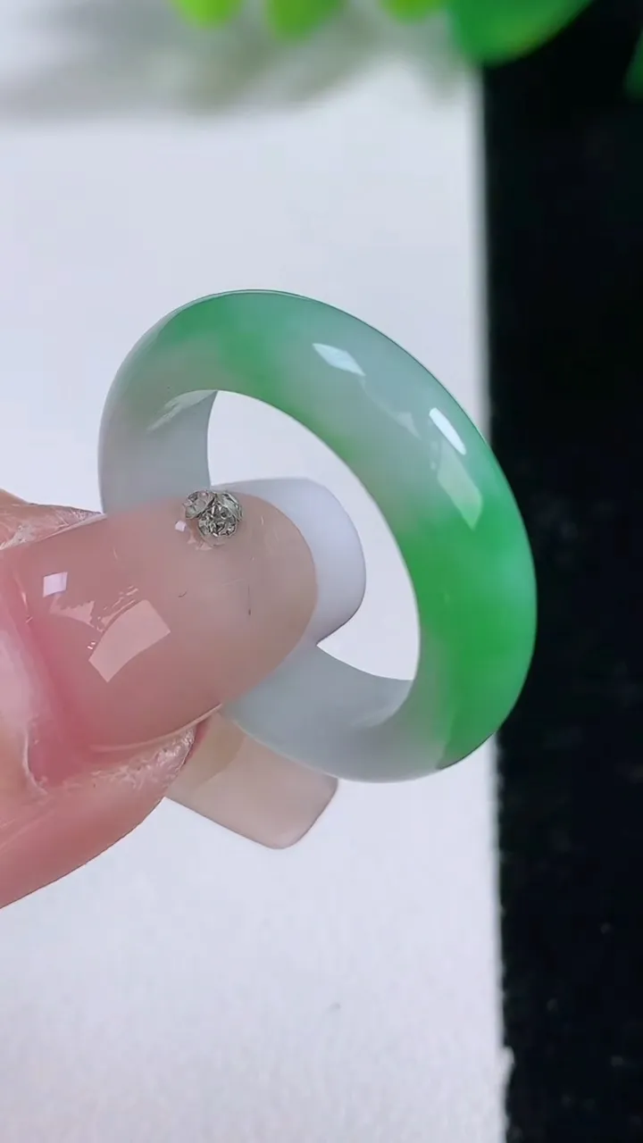 天然A货翡翠指环 戒指，尺寸17.6-5.7-3.3，重量:4.02g2026年1月3日
工厂直销收