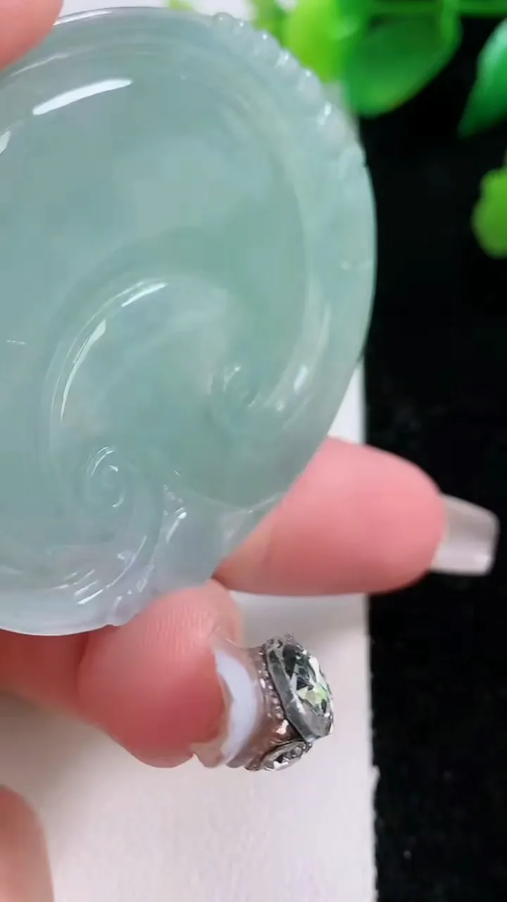 天然A货翡翠如意吊坠，尺寸53.5-44-5.7，重量:25.37g
1月3日