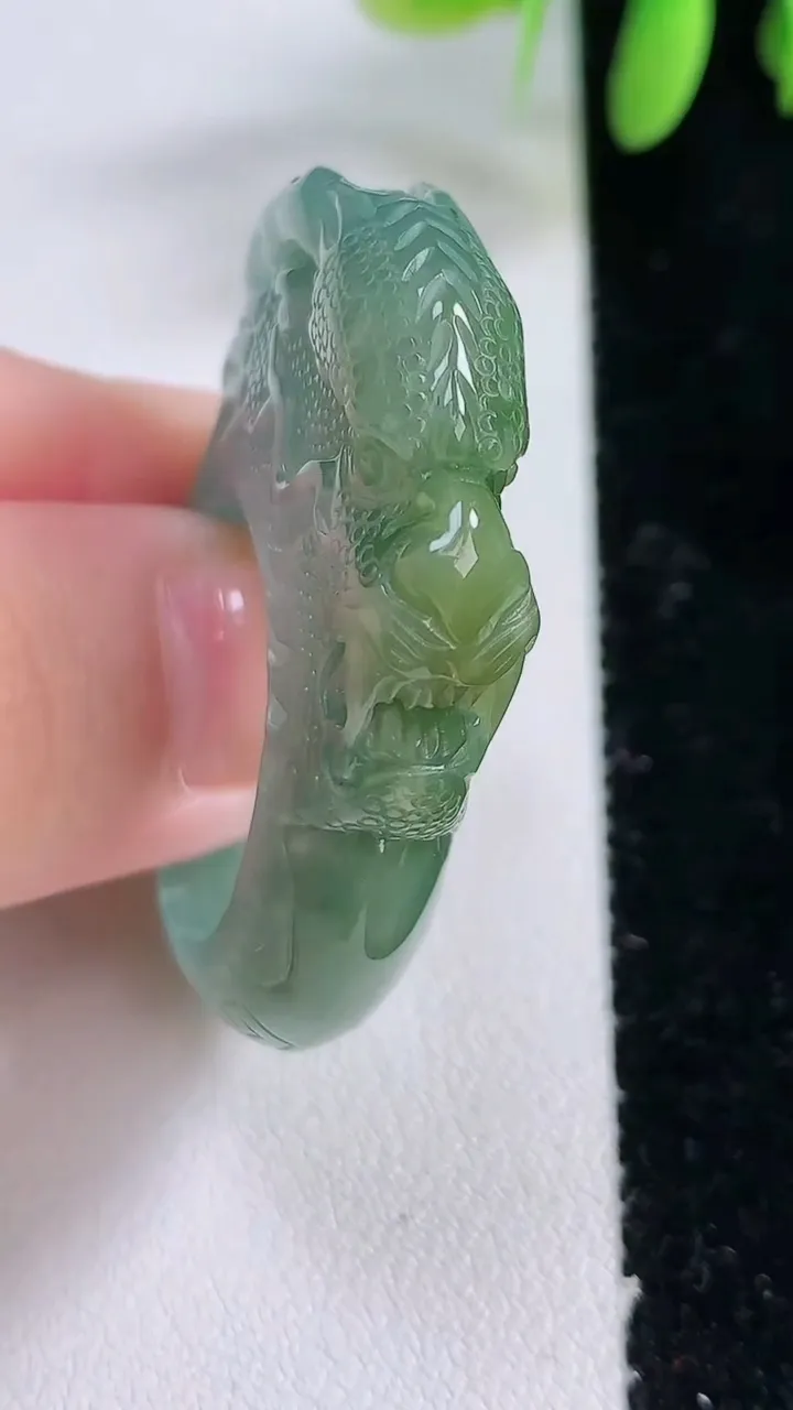 天然A货翡翠蓝水双彩龙头指环扳指，尺寸21.6-8.8-17，重:19.07g2026年1月3日
工厂直销收藏佳品,种好水足，色泽均匀，有种有色，上手高大气！