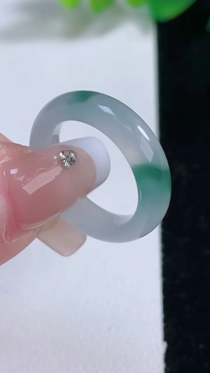 天然A货翡翠冰种飘花指环 戒指，尺寸17-5.2-3.4，重量:3.84g2026年1月3日
工厂直销收藏佳品,种好水足，色泽均匀，有种有色，上手高大气！