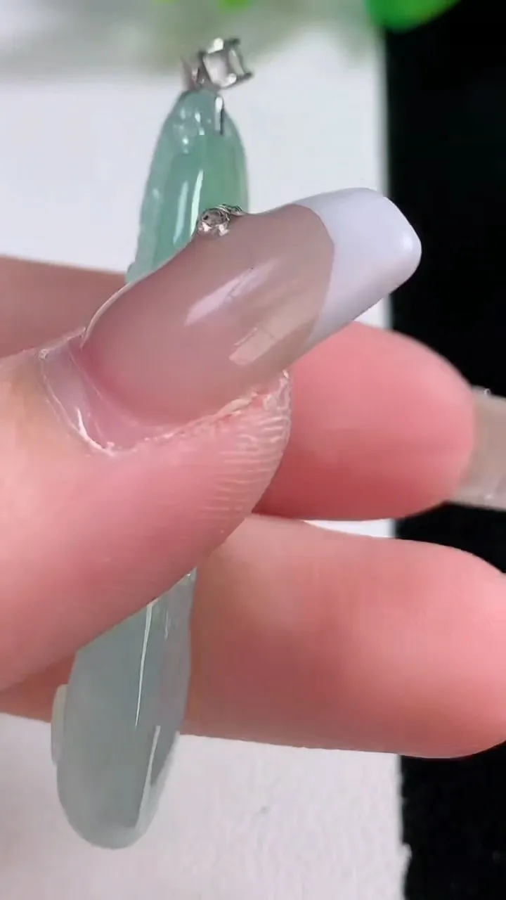 天然A货翡翠梅花吊坠，尺寸48-10.2-7.6，重量:8.37g
1月3日