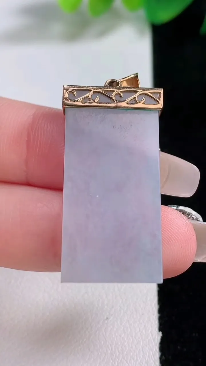 天然A货翡翠种白冰无事牌吊坠，尺寸33-16.5-4，重量:8.46g
1月3日