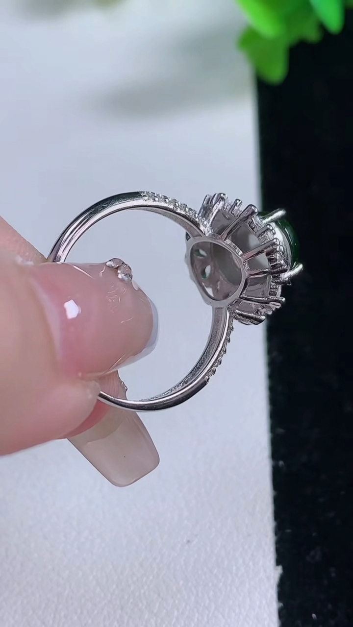 天然A货翡翠蛋面戒指，尺寸9.5-7.7-8.6，重量:3.30g2026年1月3日
工厂直销收藏佳品,种好水足，色泽均匀，有种有色，上手高大气！