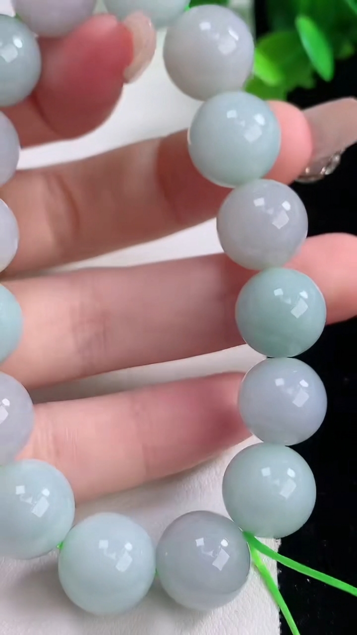 天然A货翡翠圆珠手串，尺寸12.8-16颗，重量:54.02g1月3日
工厂直销收藏佳品,种好水足，色泽均匀，有种有色，上手高大气！