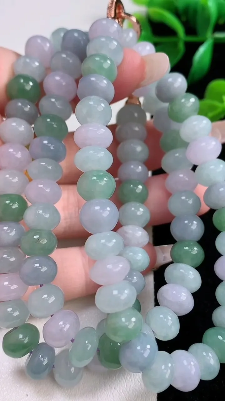 天然A货翡翠算盘珠项链92颗，尺寸9-5.5，重量:91.64g
1月3日