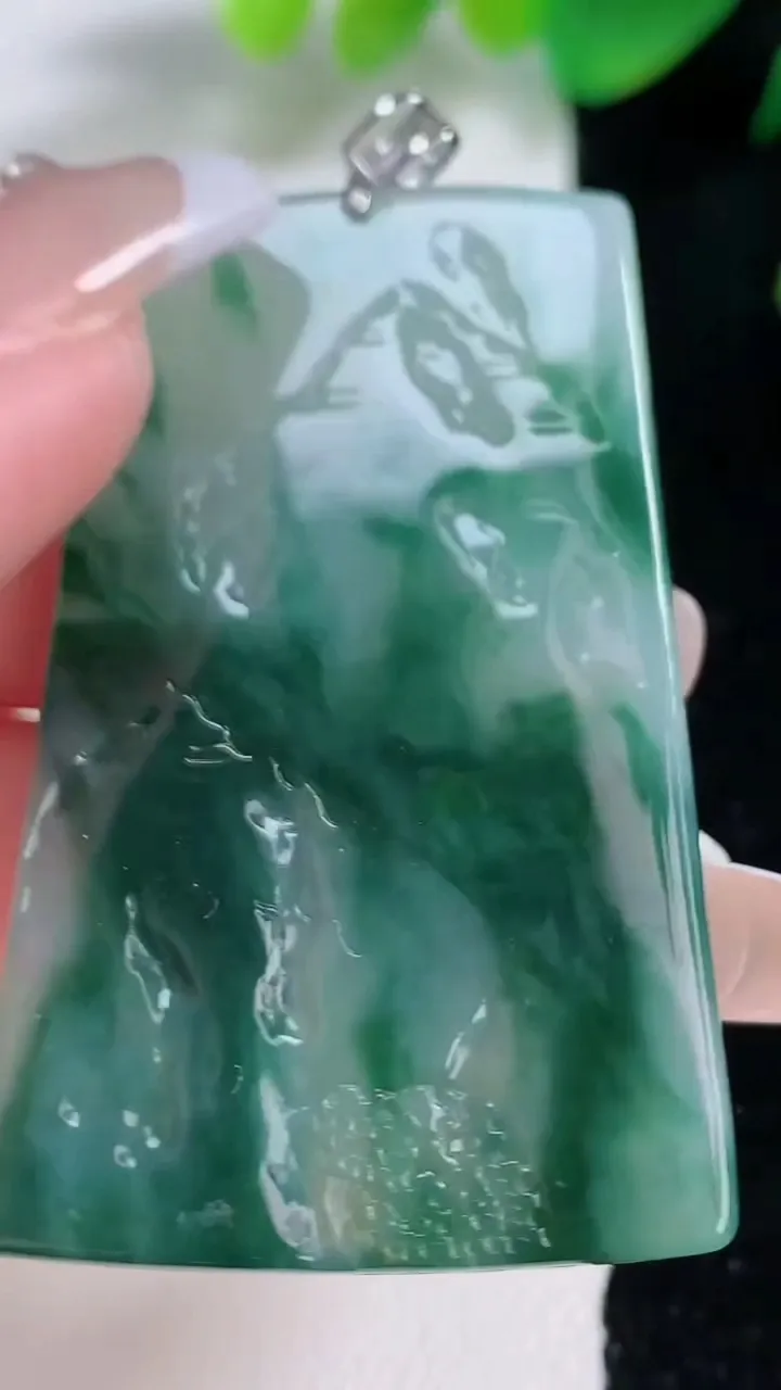 天然A货翡翠种飘花山水牌吊坠，尺寸51-30.6-4.2，重量:19.41g
1月3日