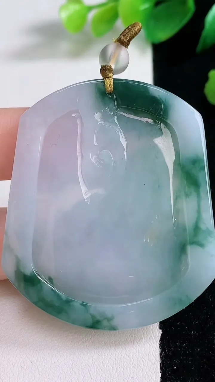 天然A货翡翠冰种飘花生肖兔吊坠，尺寸53.2-46-5.3，重量:28.29g
1月3日