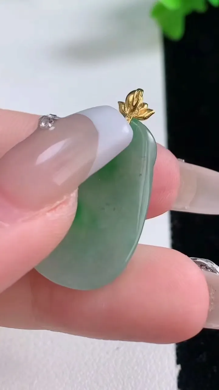 天然A货翡翠如意吊坠，尺寸24.6-15.9-2.8，重量:2.72g
1月3日