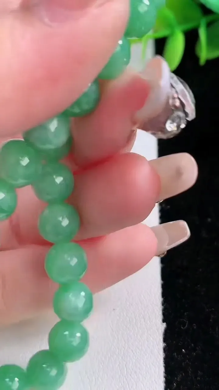 天然A货翡翠圆珠手串，尺寸7.8-24颗，重:20.40g1月3日
工厂直销收藏佳品,种好水足，色泽均匀，有种有色，上手高大气！