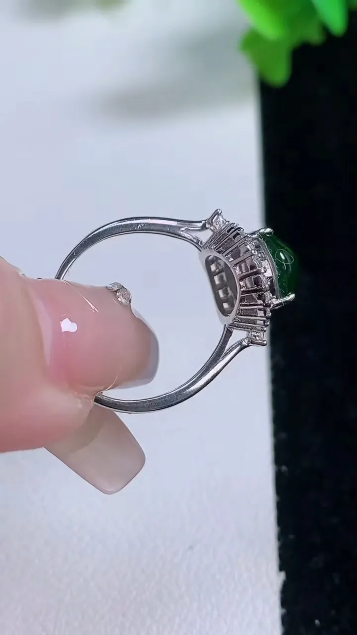 天然A货翡翠蛋面戒指，尺寸11-8.2，重量:2.66g2026年1月3日
工厂直销收藏佳品,种好水足，色泽均匀，有种有色，上手高大气！