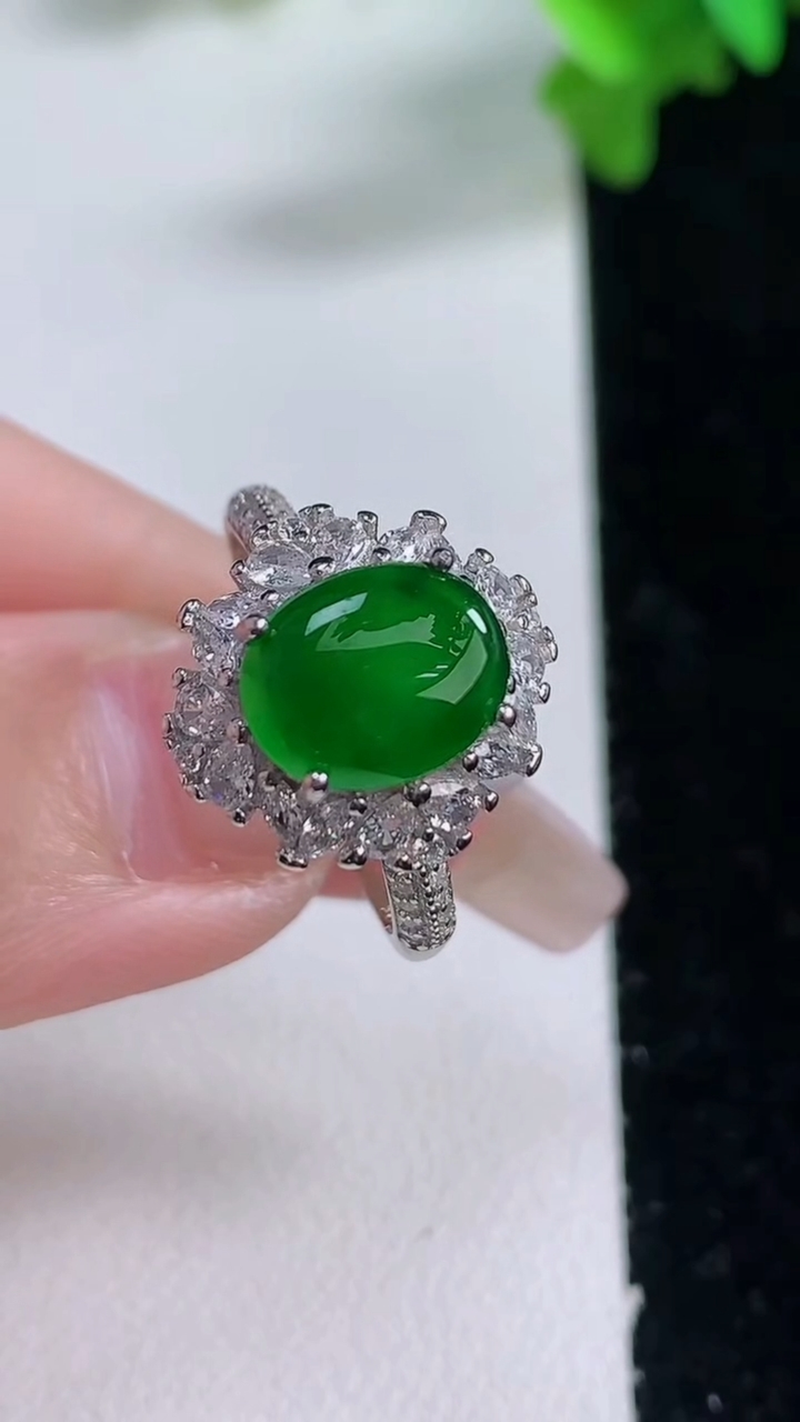 天然A货翡翠蛋面戒指，尺寸9.5-7.7-8.6，重量:3.30g2026年1月3日
工厂直销收藏佳品,种好水足，色泽均匀，有种有色，上手高大气！
